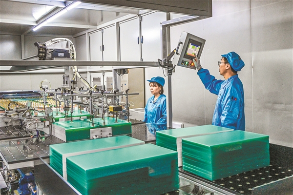 技術驅動，訂單繁忙——探訪山西宇皓新型光學材料工廠的創(chuàng)新發(fā)展之路
